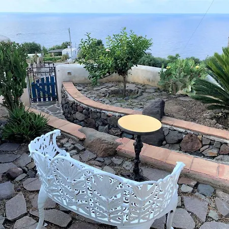 La Resilienza - Eoliana Sul Mare, In Centro A * Malfa (Salina)